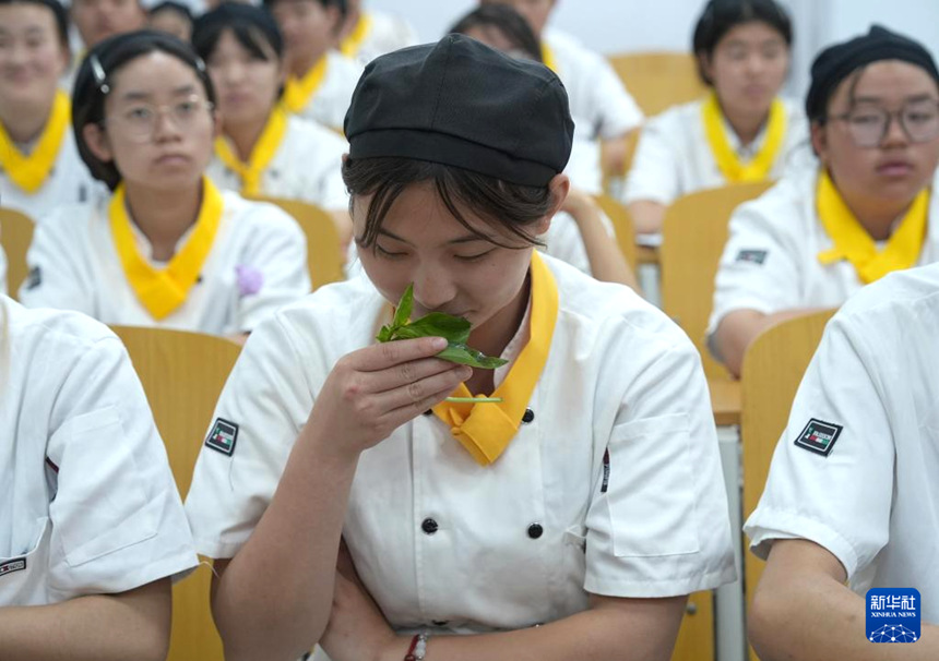 란톈 요리 학교 실습실에서 학생이 바질 잎의 향을 맡으며 향신료 관련 지식을 익히고 있다. [5월 19일 촬영/사진 출처: 신화사]