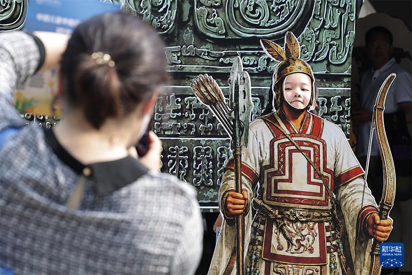 지난달 31일, 행사에서 부모가 아이의 사진을 찍어주는 모습 [사진 출처: 신화사]