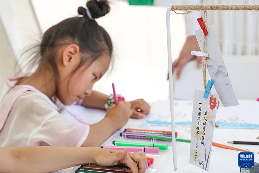 지난달 31일, 행사에서 아이가 그림 그리기를 체험하는 모습 [사진 출처: 신화사]
