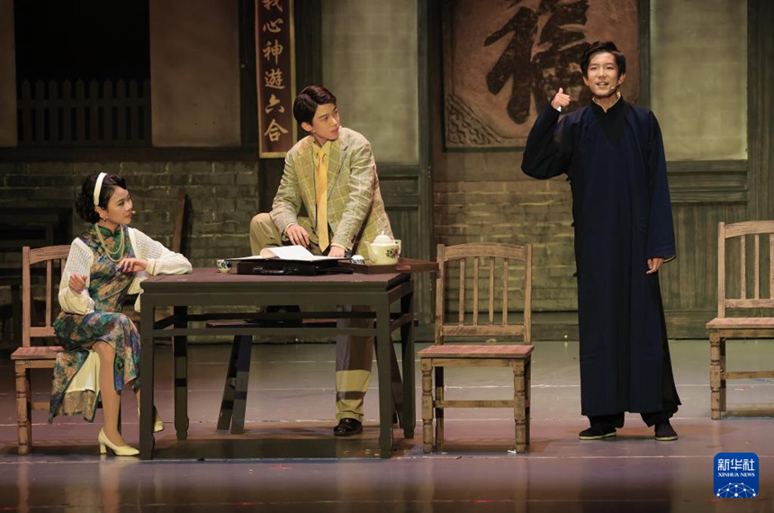 학생들이 연극 ‘찻집’을 공연하고 있다. [5월 31일 촬영/사진 출처: 신화사]