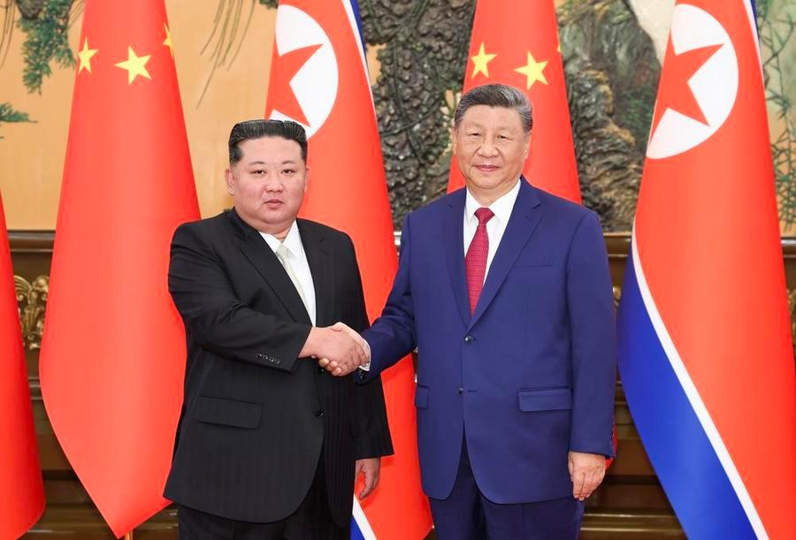 지난해 9월 4일 시진핑 중국공산당 중앙위원회 총서기, 국가주석이 베이징 인민대회당에서 ‘중국인민항일전쟁 및 세계반파시스트전쟁 승리 80주년’ 기념대회 참석차 중국을 방문한 김정은 조선노동당 총비서 겸 국무위원장과 악수를 나누고 있다. [사진 출처: 신화사]