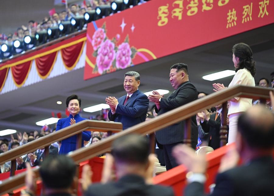 시진핑 중국공산당 중앙위원회 총서기, 국가주석과 부인 펑리위안 여사가 8일 저녁 김정은 조선노동당 총비서이자 국무위원장, 부인 리설주 여사와 함께 평양체육관에서 특별 문화예술 공연을 관람하고 있다. 