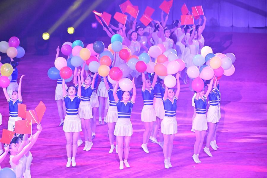 8일 저녁 평양체육관에서 진행된 특별 문화예술 공연에서 중국 오성홍기를 흔들며 시 주석의 국빈 방문을 환영하는 배우들 