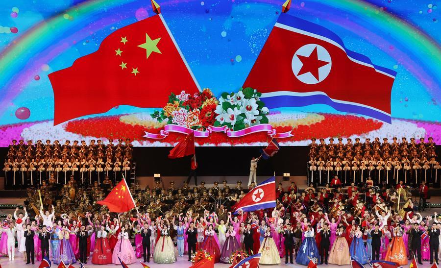 8일 저녁 평양체육관에서 특별 문화예술 공연을 펼친 배우들이 시 주석의 국빈 방문을 환영하고 있다.  