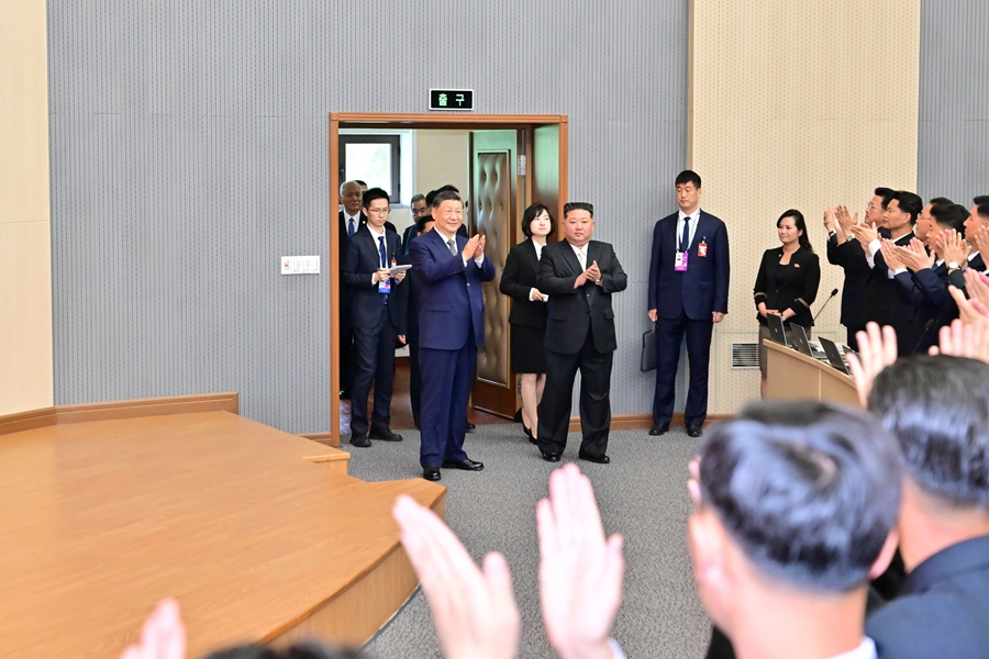두 정상이 계단식 강의실로 들어서는 모습