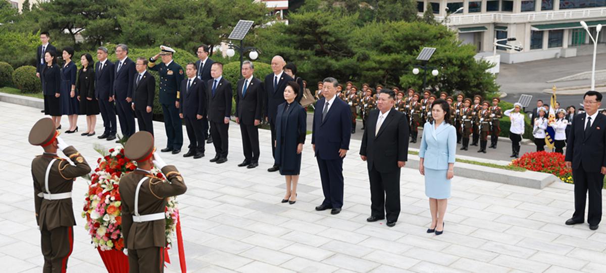 시진핑 내외, 김정은 내외와 중조우의탑 참배