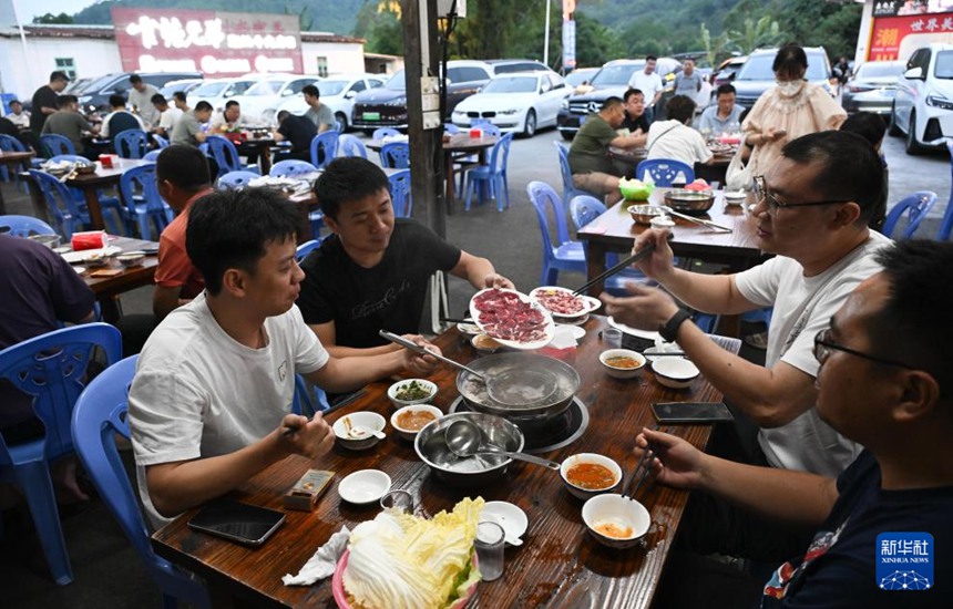 차오저우시의 한 관탕슝디(官塘兄弟) 소고기 훠궈 음식점의 저녁 식사 현장 [5월 13일 촬영/사진 출처: 신화사]