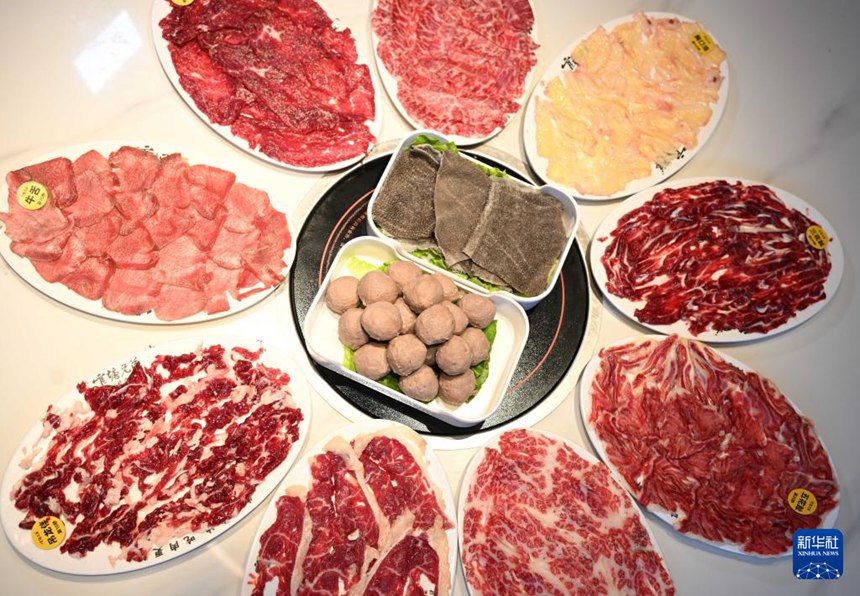 소고기 훠궈 음식점에서 촬영한 다양한 부위의 소고기, 소위, 소고기 완자 [5월 13일 촬영/사진 출처: 신화사]