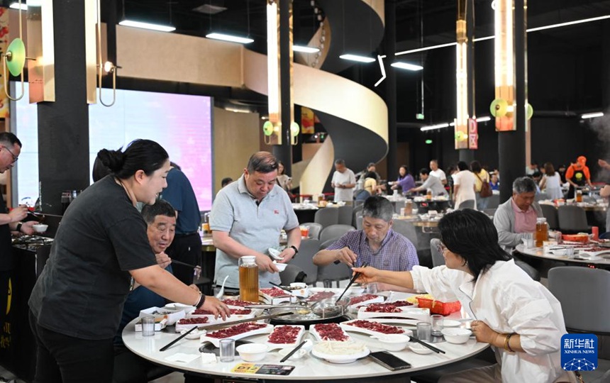 차오저우시 차오무(潮牧) 소고기 훠궈성에서 단체 관광객들이 소고기 훠궈를 즐기고 있다. [5월 14일 촬영/사진 출처: 신화사]