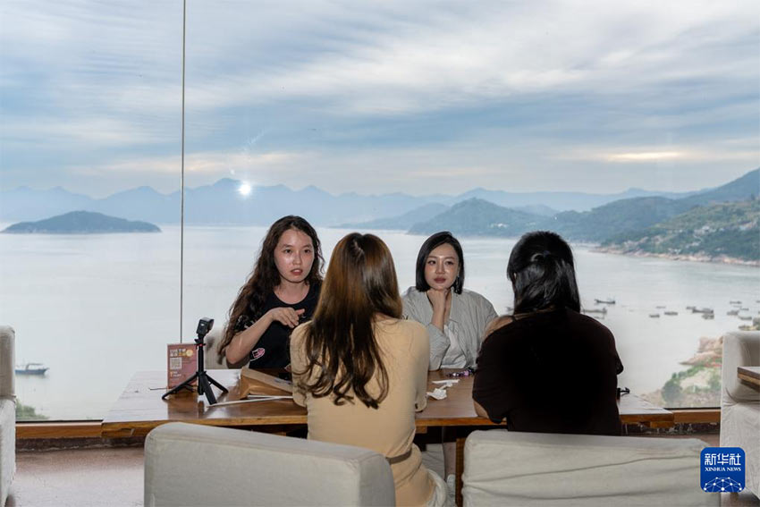 지난 11일, 샤푸현 둥비촌의 한 카페에서 창작 콘텐츠에 대해 논의 중인 팟캐스트 진행자들 [사진 출처: 신화사]   