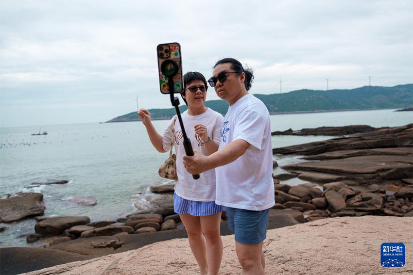 지난 11일, 샤푸현 샤웨이다오에서 창작 활동을 하고 있는 태국 출신 팟캐스트 진행자 2명 [사진 출처: 신화사]   