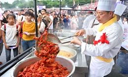 장쑤 쉬이 샤오룽샤 축제 ‘대박’…“전국서 모여든 미식가들”