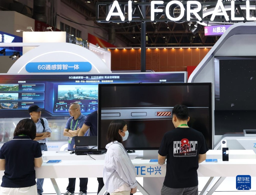 지난 23일, 관람객들이 제4회 중국국제공급망촉진박람회를 관람하고 있다. [사진 출처: 신화사]