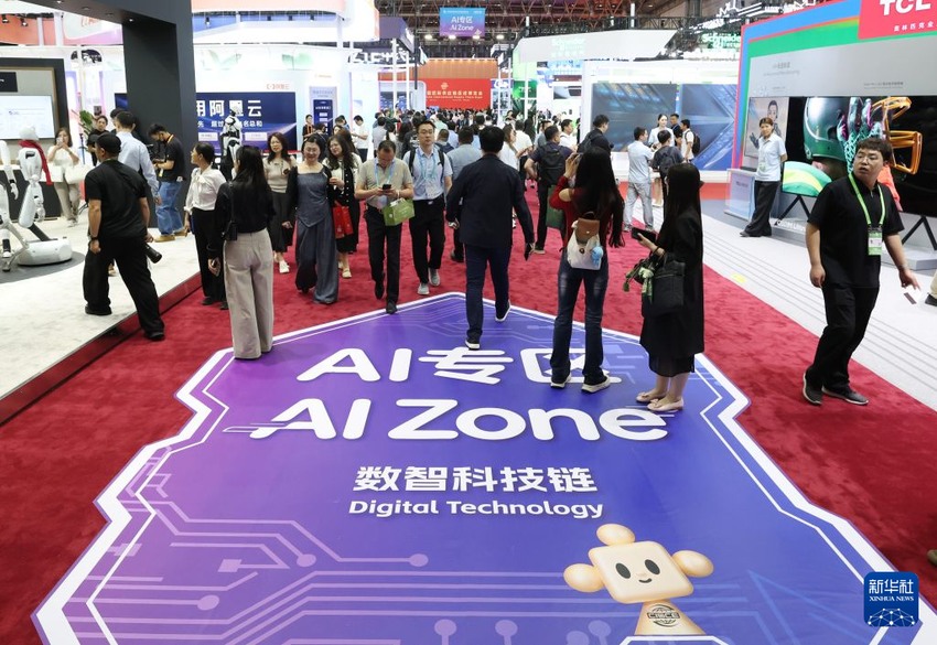 지난 23일, 관람객들이 공급망박람회 디지털·지능 기술 체인 AI 특별전시관을 관람하고 있다. [사진 출처: 신화사]