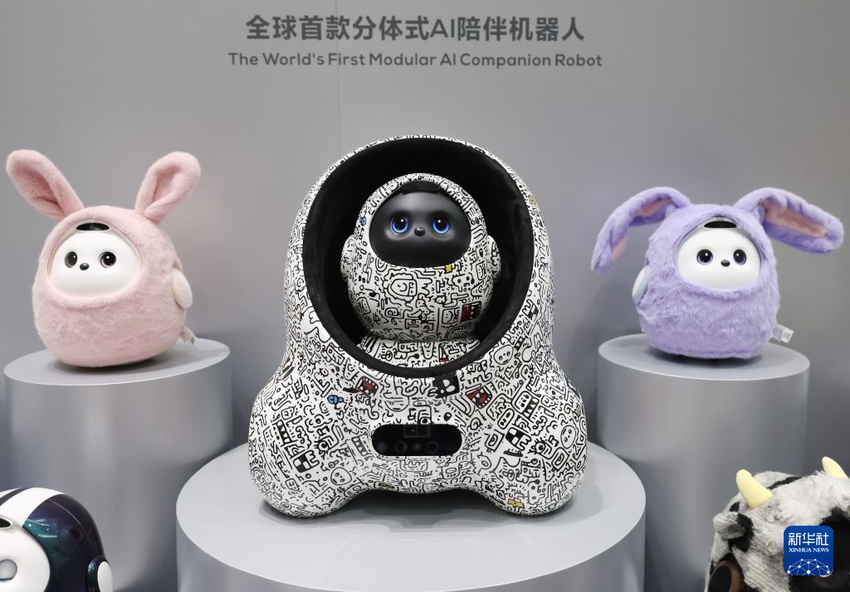 지난 23일 공급망박람회 디지털·지능 기술 체인 AI 특별전시관에서 촬영한 AI 동반 로봇 [사진 출처: 신화사]