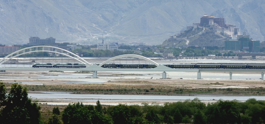 2006년 7월 1일, 라싸역에서 첫 출발한 여객 열차가 칭짱철도 라싸허 대교를 지나며 부다라궁과 함께 한 화면에 담겼다.