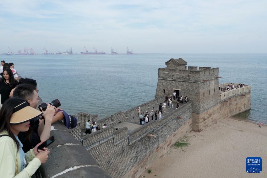 지난 26일, 관광객들이 친황다오시 산하이관(山海關)구 라오룽터우(老龍頭) 관광지를 찾아 구경하고 있다. [사진 출처: 신화사]