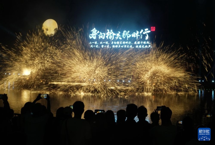 지난 26일, 관광객들이 친황다오시 산하이관구 천하제일관 관광지에서 다톄화(打鐵花, 타철화) 공연을 감상하고 있다. [사진 출처: 신화사]