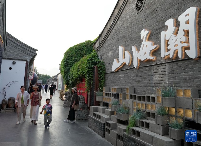 지난 26일, 관광객들이 친황다오시 산하이관구 관둥후퉁(關東胡同)을 둘러보고 있다. [사진 출처: 신화사]