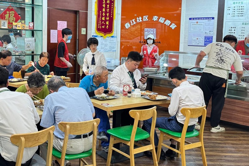 춘장지역사회 주민들이 행복 급식소에서 식사를 하고 있다. [사진 출처: 인민망]