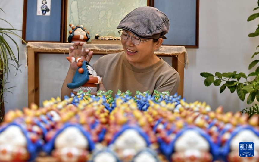 운영자 자오춘샹이 작업실에서 폴리머 클레이를 통한 힐링(예술 치료)을 홍보하고 있다. [6월 24일 촬영/사진 출처: 신화사]