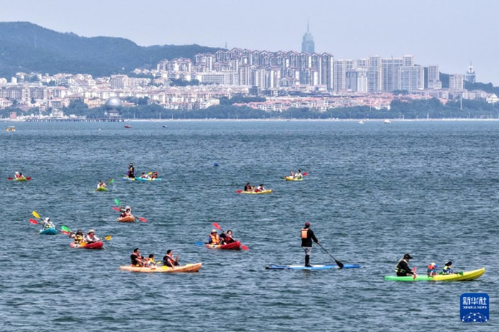 사람들이 산둥(山東)성 옌타이(煙臺)시 톈웨완(天越灣) 해수욕장에서 수상 스포츠를 즐긴다. [6월 28일 드론 촬영/사진 출처: 신화사]