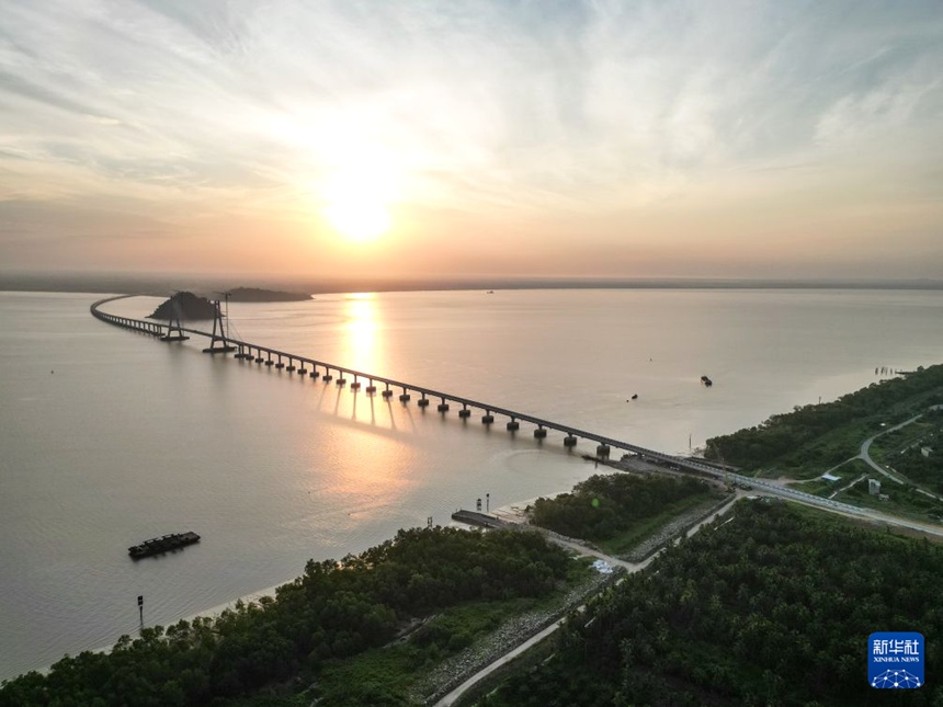 말레이시아 사라왁 주에서 촬영한 루바 해상대교의 전경 [7월 9일 드론 촬영/사진 출처: 신화사]
