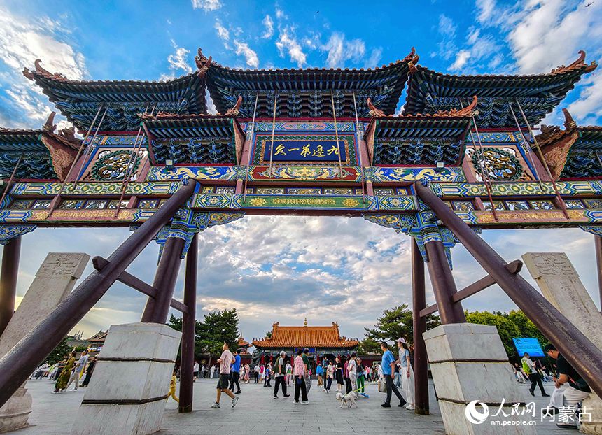 싸이상라오제에서 관광객들이 경치를 즐기고 있으며, 거리 인파로 북적이고 있다. 