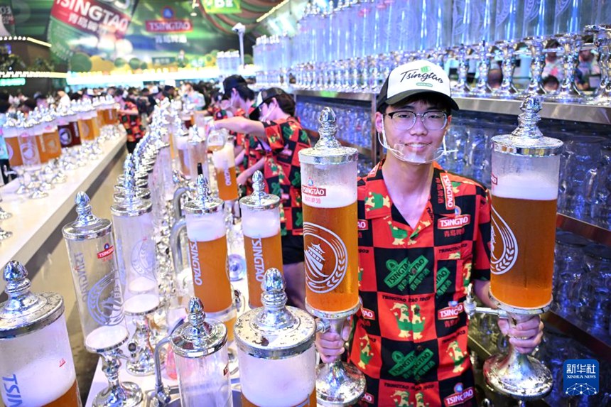 칭다오 시하이안신구 진사탄 맥주성 대형 맥주 텐트 내에서 직원들이 손님들을 위해 맥주를 준비하고 있다. [7월 17일 촬영/사진 출처: 신화사]