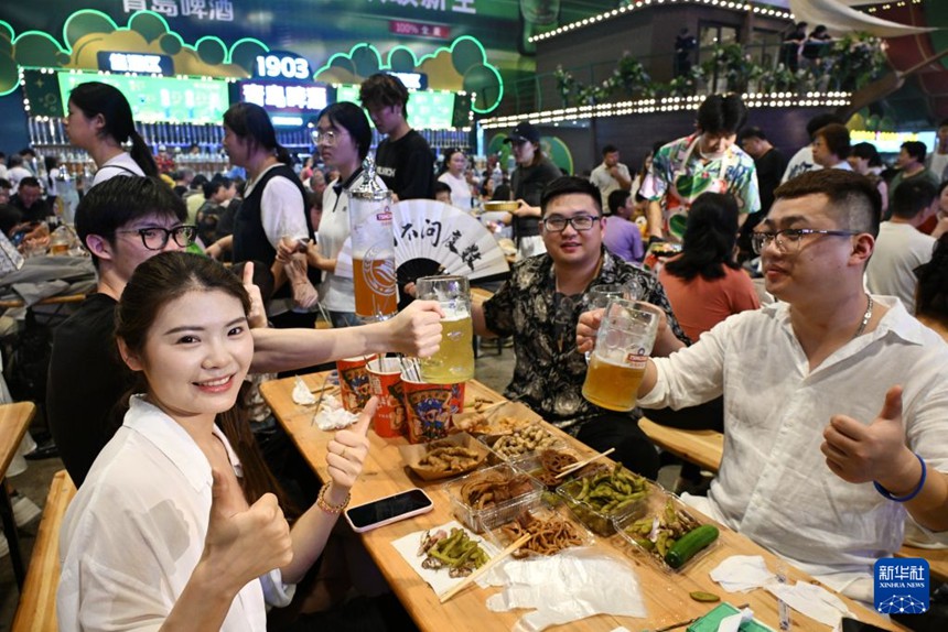 칭다오 시하이안신구 진사탄 맥주성 대형 맥주 텐트에서 소비자들이 맥주를 즐기고 있다. [7월 17일 촬영/사진 출처: 신화사] 
