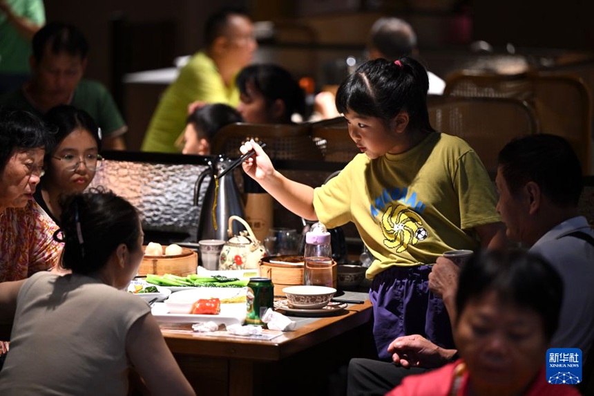 고객들이 하이커우시 난전찻집에서 라오바차를 맛보고 있다. [7월 4일 촬영/사진 출처: 신화사]