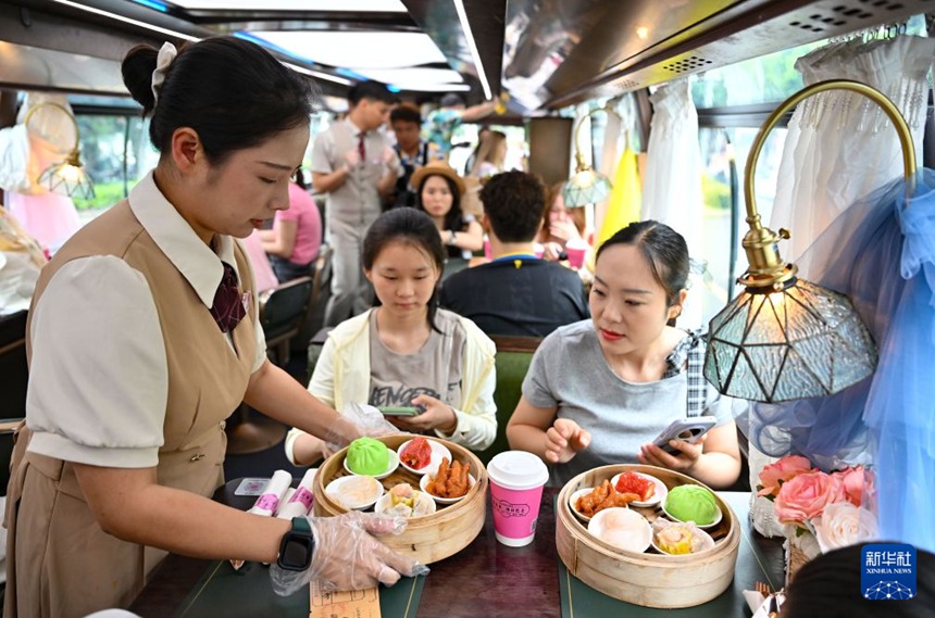 고객들이 라오바차 버스에서 전통 간식을 맛보고 있다. [7월 5일 촬영/사진 출처: 신화사] 