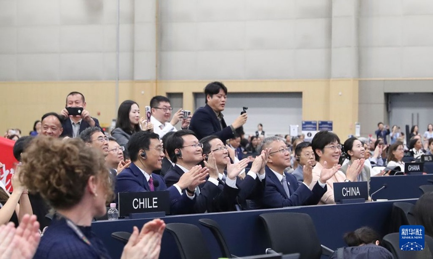 중국 대표단은 한국 부산에서 열린 제48차 유네스코 세계유산위원회 회의에서 ‘징더전 수공업 자기 산업 유적’ 등재를 축하한다. [7월 25일 촬영/사진 출처: 신화사]