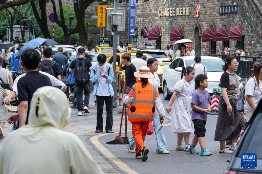 환경미화원이 ‘에어컨 조끼’를 입고 거리에서 작업 중이다. [7월 28일 촬영/사진 출처: 신화사]