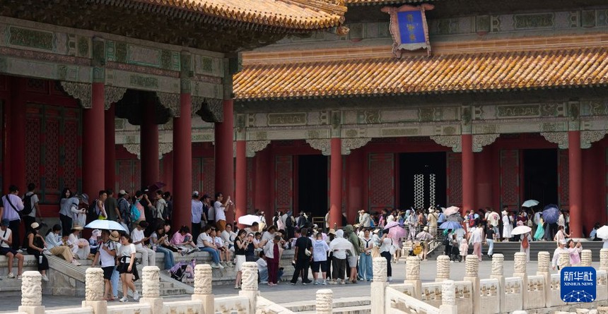 7월 27일, 관광객들이 고궁을 관람하고 있다. [사진 출처: 신화사]