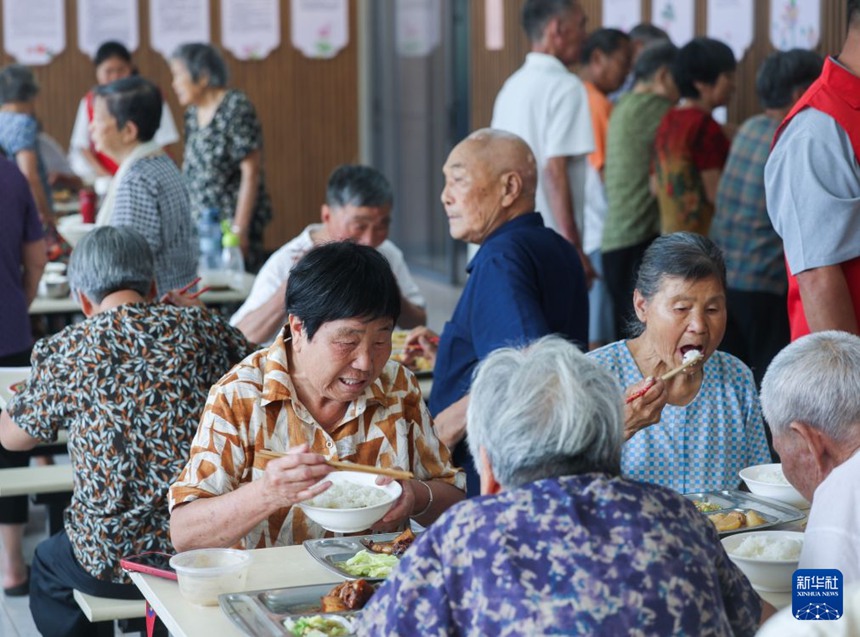 디푸촌 노인 급식소에서 노인들이 식사하고 있다. [7월 28일 촬영/사진 출처: 신화사]