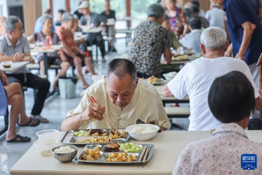 디푸촌 노인 급식소에서 노인들이 식사하고 있다. [7월 28일 촬영/사진 출처: 신화사]
