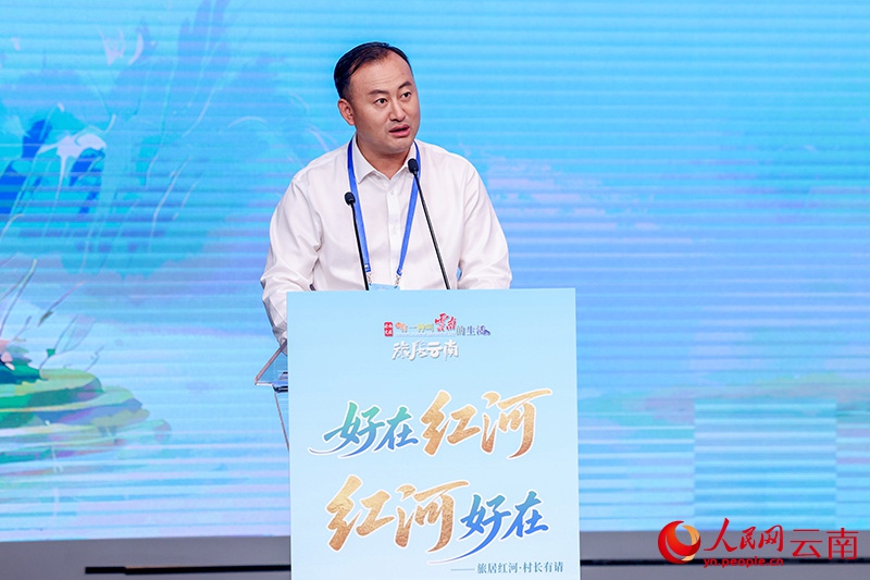 자오웨이(趙偉) 훙허주 문화관광국장이 훙허 문화관광 AI 디지털 휴먼을 공개하고 있다.