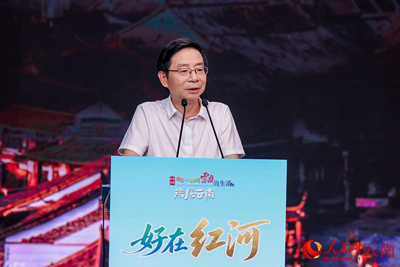‘전행기’(滇行記) 저자이자 문화학자, 베테랑 언론인인 쓰슝(斯雄)이 훙허에서의 여행 이야기를 나누고 있다.