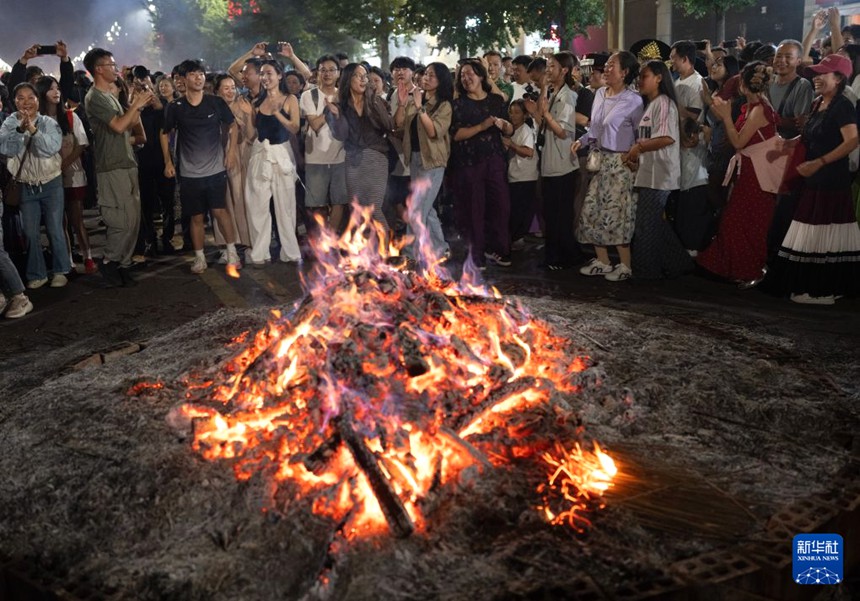 웨시현 원창(文昌)대로에서 현지 이족 주민들과 각지의 관광객들이 함께 횃불의 밤을 즐기고 있다. [8월 2일 촬영/사진 출처: 신화사]