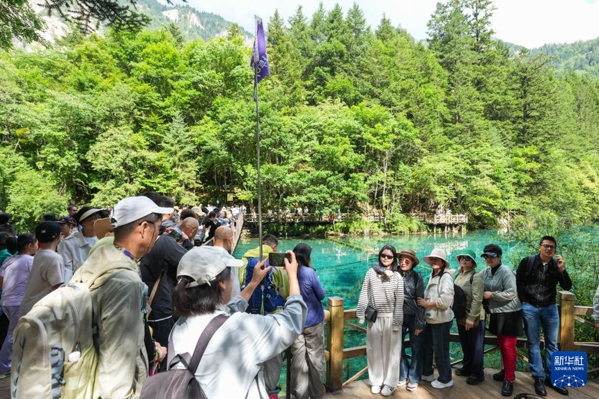 쓰촨 주자이거우 풍경구에서 한국인 관광객이 기념 사진을 찍고 있다. [8월 6일 촬영/사진 출처: 신화사]