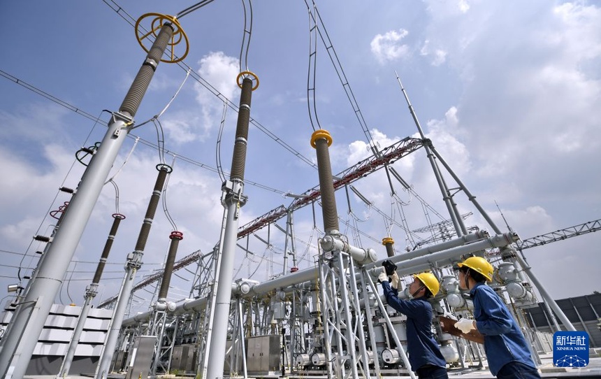 지난 6일, 스테이트 그리드 베이징전력점검분공사 변전 운영 인력이 500kV 이좡 변전소에서 대형 변압기에 대한 순찰 점검을 실시하고 있다. [사진 출처: 신화사]