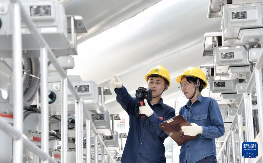 지난 6일, 스테이트 그리드 베이징전력점검분공사 변전 운영 인력이 500kV 이좡 변전소에서 대형 변압기에 대한 순찰 점검을 실시하고 있다. [사진 출처: 신화사]