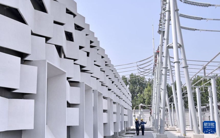 지난 6일, 스테이트 그리드 베이징전력점검분공사 변전 운영 인력이 500kV 이좡 변전소에서 대형 변압기에 대한 순찰 점검을 실시하고 있다. [사진 출처: 신화사]