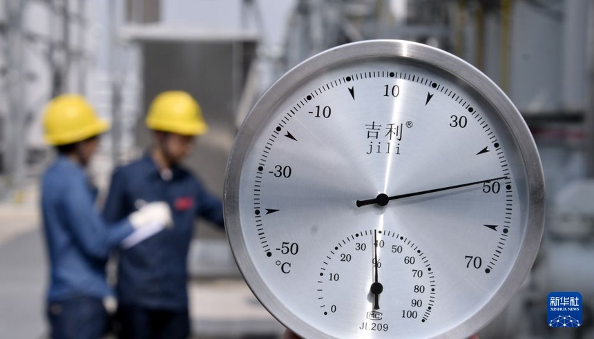 지난 6일, 스테이트 그리드 베이징전력점검분공사 변전 운영 인력이 500kV 이좡 변전소에서 대형 변압기에 대한 순찰 점검을 실시하고 있다. [사진 출처: 신화사]