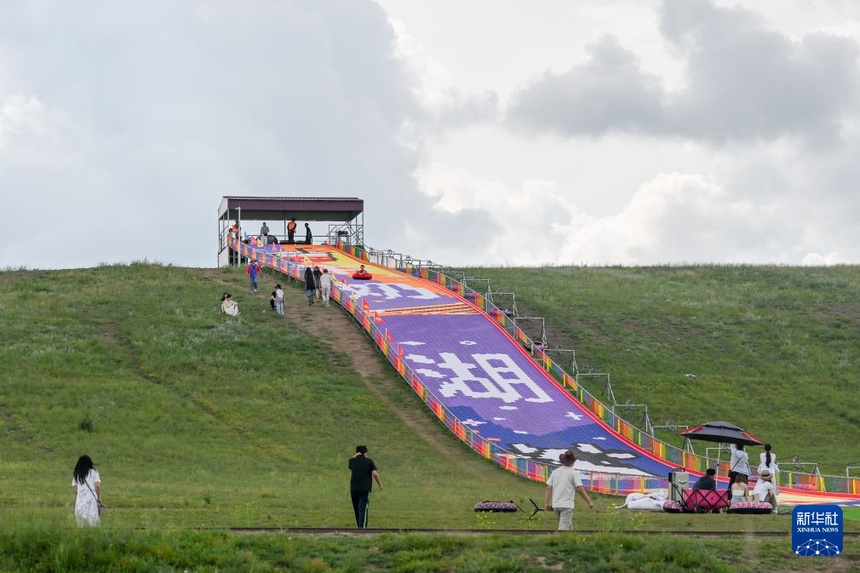 지난 4일, 관광객들이 네이멍구자치구 시린궈러맹 타이푸쓰기 바이인차간호에서 관광을 즐기고 있다. [사진 출처: 신화사]