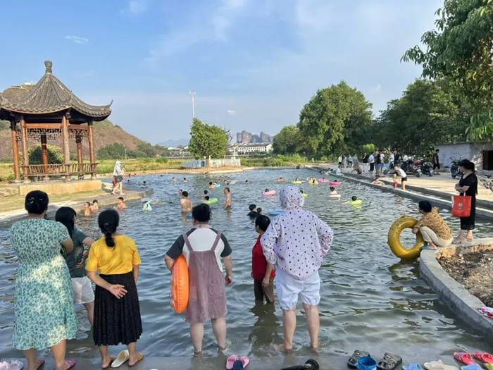 학부모가 자녀와 함께 마을에서 조성한 수영장에서 수영을 즐기는 모습 [사진 출처: 용호산매력지진(龍虎山魅力之鎮) 위챗 공식계정]