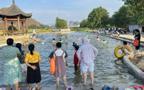 中 마을 수영장, 온라인서 화제…아이들에게 무료 개방
