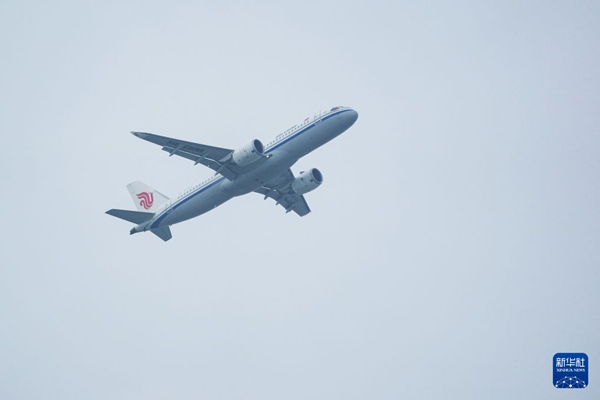 12일 중국 국산 대형 여객기 C919가 베이징 서우두공항에서 이륙하고 있다. [사진 출처: 신화사]