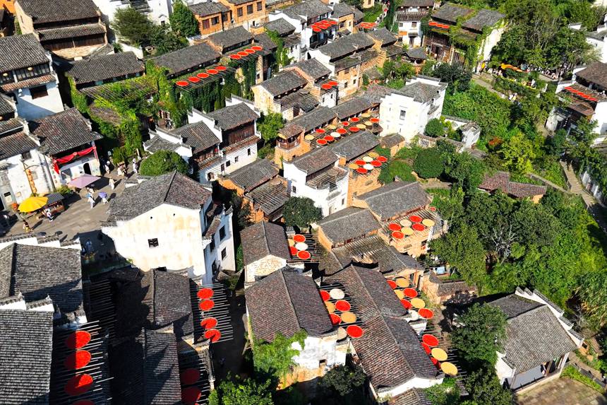 상라오시 우위안현 황링촌에서 주민들이 수확한 농작물을 꺼내 햇볕에 말리고 있다.